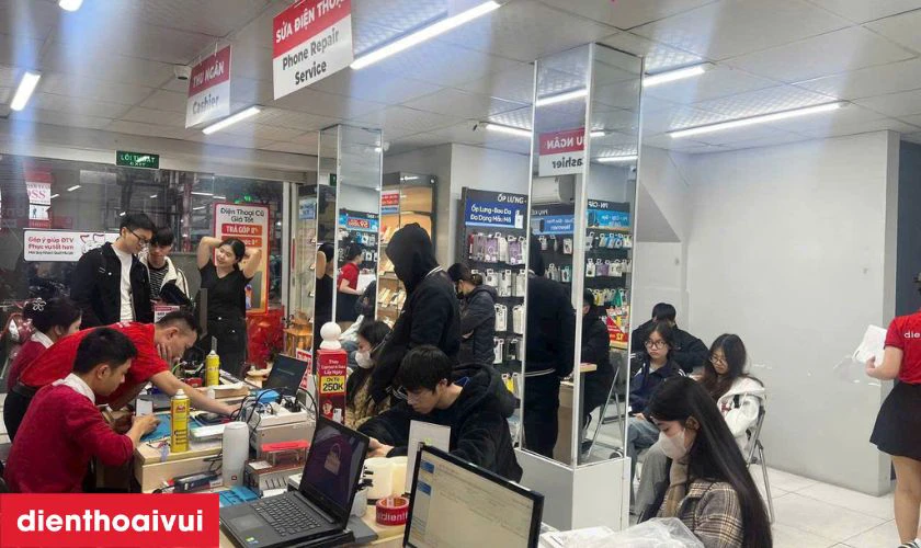 Khách hàng tiến hành kiểm tra lại thiết bị lần cuối trước khi thanh toán
